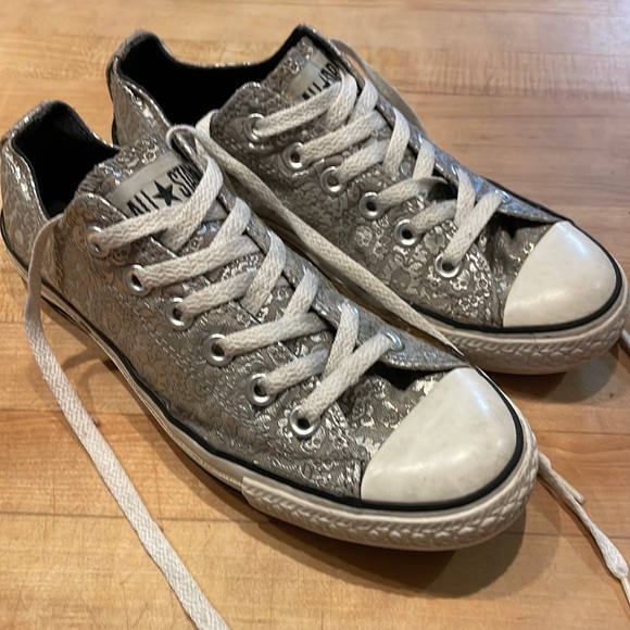 Rare Converse All Star Silver Skull Women’s Size 7 - Picture 1 of 15